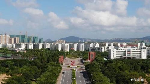 教育工作先進(jìn)集體" 高爾夫球場 (圖片來源學(xué)校官網(wǎng)) 珠海城市職業(yè)技術(shù)